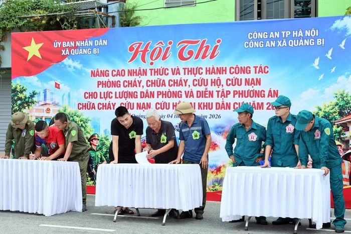 Sự căng thẳng hiện rõ trên từng khuôn mặt. Bất kỳ một đáp án sai hoặc để trống nào cũng sẽ bị phạt, cộng thêm 5 giây vào thành tích thực hành chung của cả đội. Không có chỗ cho sự sai số.