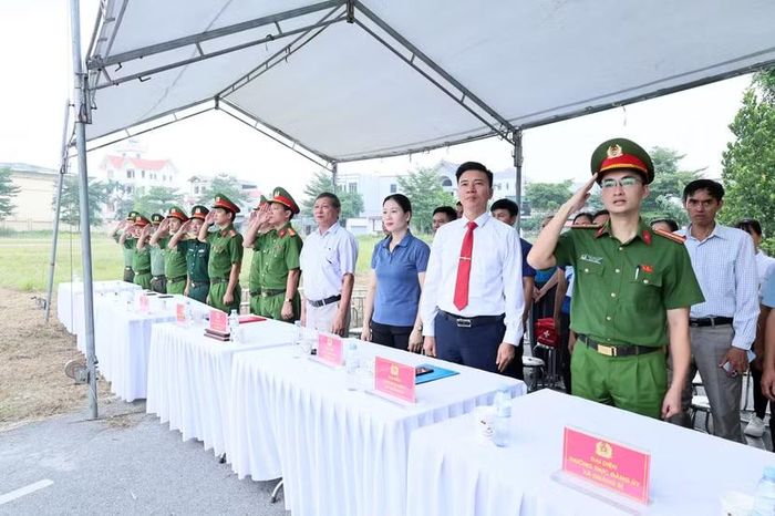 Mọi thủ tục khai mạc được rút gọn tối đa, nhường chỗ cho thao trường đầy khói, lửa và sức nóng thực sự. Lãnh đạo UBND và Công an xã Quảng Bị dự hội thi