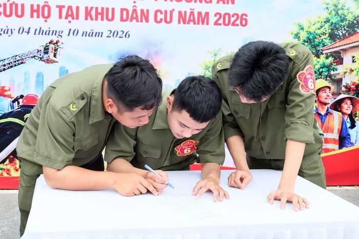 Phần thi lý thuyết diễn ra ngay sát vạch xuất phát. Ba thành viên chụm đầu giải quyết 10 câu hỏi trắc nghiệm sinh tử về an toàn điện, báo cháy và tổ chức thoát nạn trong đúng 5 phút.
