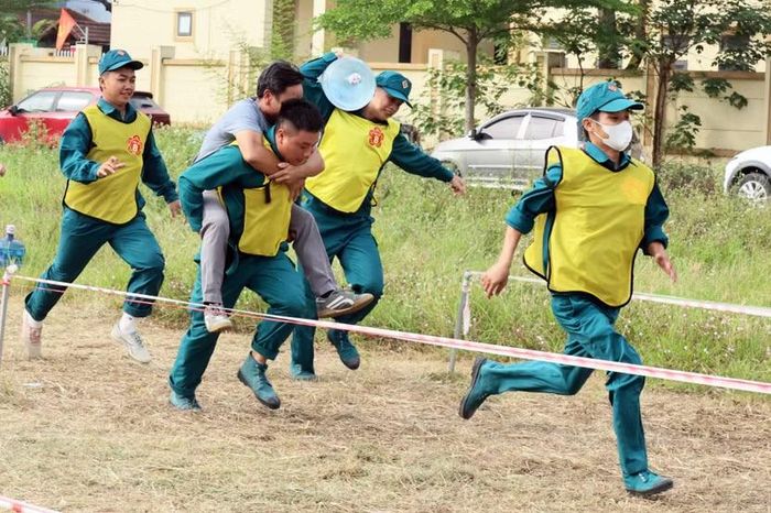 Đôi giày vải bám chặt xuống nền cỏ. Những cánh tay gân guốc siết chặt lấy nhau để cõng "nạn nhân" lao qua vạch băng đỏ an toàn một cách nhanh nhất.