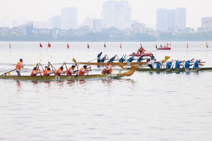 Hồ Tây dậy sóng với những màn tranh tài, đua tốc độ giữa các đội