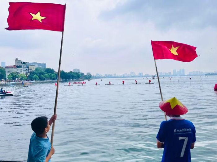 Xung quanh mặt hồ, cổ động viên tiếp lửa cho các VĐV