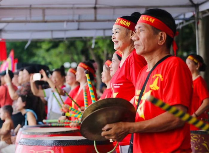 Đội cổ động với trống, chiêng rộn ràng