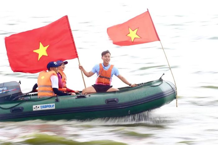 Hấp dẫn và sôi động không kém là màn biểu diễn của CLB Xuồng hơi bán tải