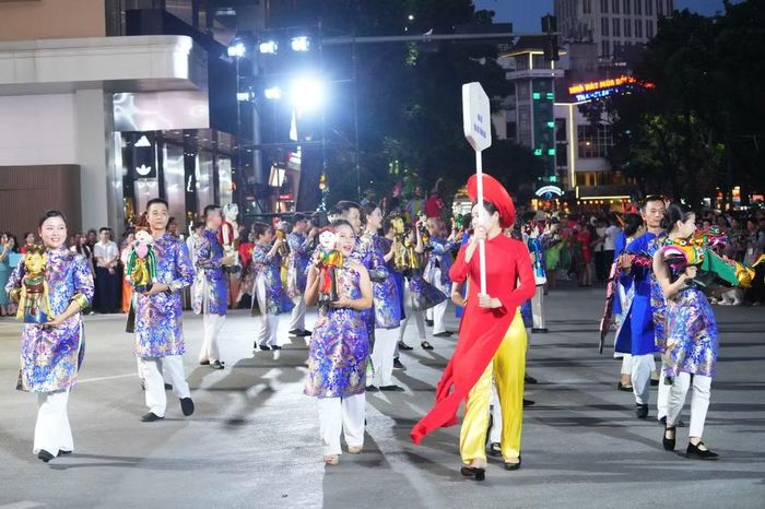 Bầu không khí náo nhiệt và tràn đầy năng lượng tại khu vực trung tâm Thủ đô trong đêm hội "Sắc màu năm châu"