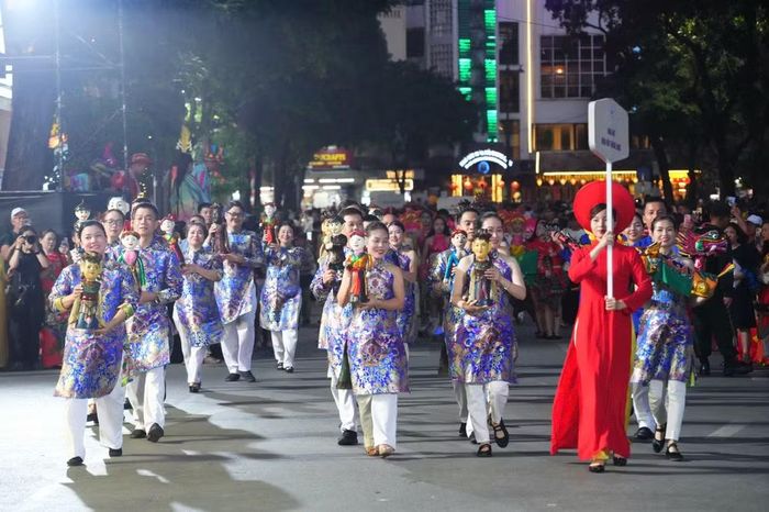 Các nghệ sĩ, người mẫu và nghệ nhân cùng hòa vào dòng người diễu hành, tạo nên nhịp điệu sinh động cho tuyến phố