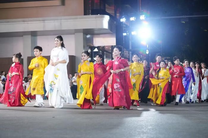 Biển người đổ về không gian di sản Hồ Gươm để thưởng thức các tiết mục diễu hành và biểu diễn đường phố đặc sắc