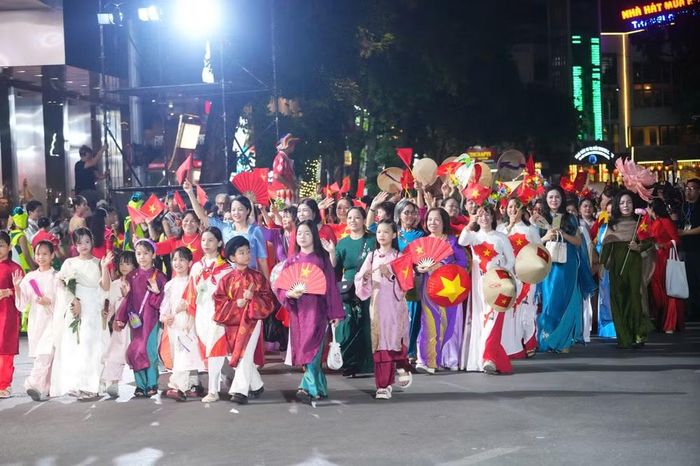 Nhiều gia đình nhiều thế hệ tại Hà Nội cùng nhau dạo phố và lưu giữ những khoảnh khắc đẹp tại lễ hội
