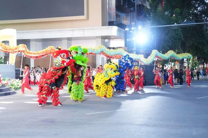 Quảng trường Đông Kinh Nghĩa Thục ngập tràn không khí lễ hội lung linh, quy tụ hàng vạn người dân và du khách quốc tế tham dự tối 3-10