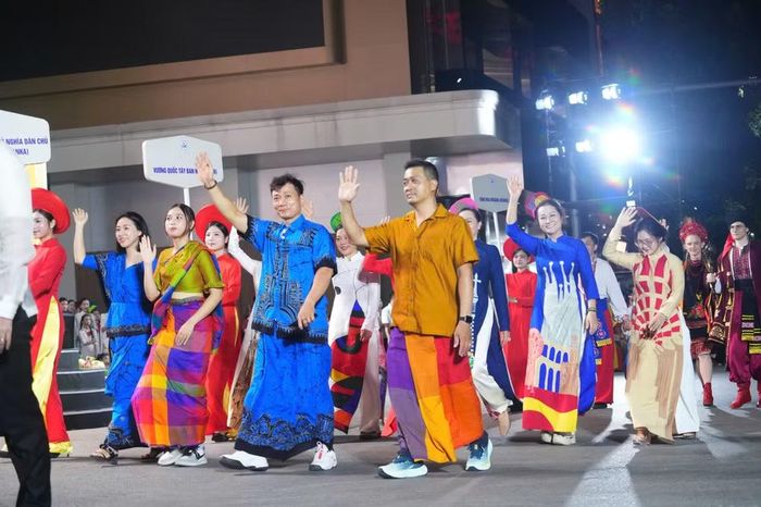 Đoàn nghệ thuật quốc tế mang đến lễ hội những bộ trang phục truyền thống rực rỡ và lộng lẫy từ khắp năm châu