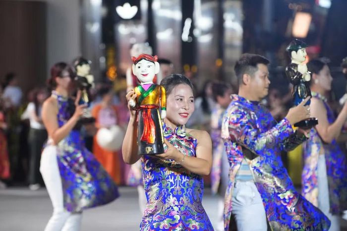 Không khí rộn ràng của đoàn diễu hành khi tiến về khu vực sân khấu chính tại Quảng trường Đông Kinh Nghĩa Thục