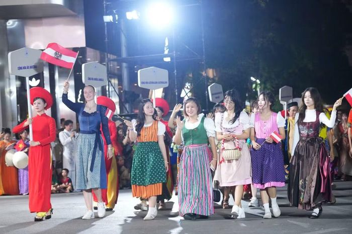 Những nụ cười rạng rỡ của bạn bè quốc tế khi tham gia diễu hành trong vòng tay chào đón của người dân Hà Nội