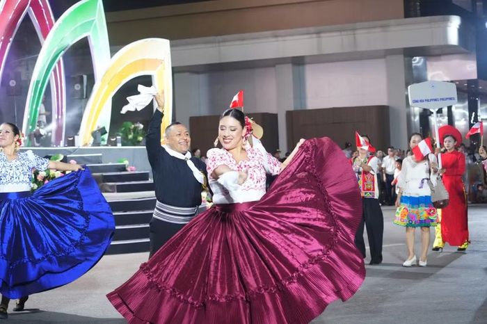 Du khách nước ngoài hào hứng hòa mình vào giai điệu âm nhạc và các vũ điệu sôi động ngay trên lòng đường