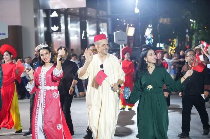 Những cái nắm tay, nụ cười kết nối người dân Hà Nội và bạn bè quốc tế không cần đến ranh giới ngôn ngữ