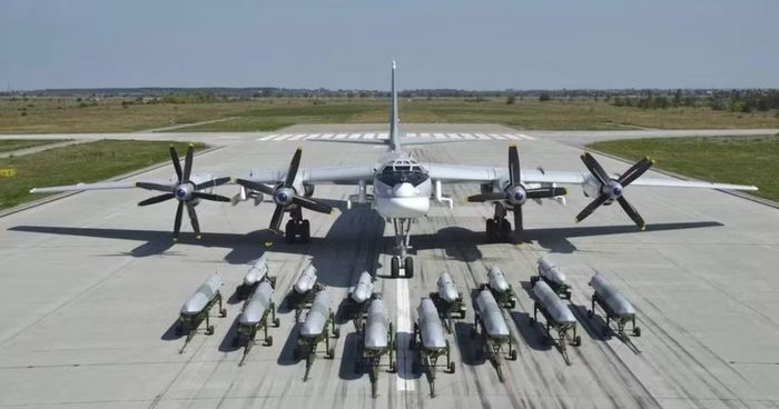 Sau vụ rơi máy bay Tu-95MS lần này, điều quan trọng đó là phải xem xét là hiện còn bao nhiêu oanh tạc cơ chiến lược cánh quạt nói trên còn hoạt động trong Không quân Nga, vì dây chuyền sản xuất đã ngừng từ lâu và khả năng duy trì phi đội ngày càng giảm sút mỗi năm.