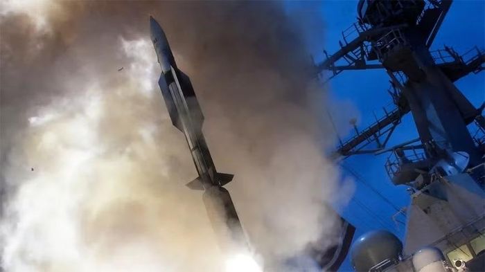 SM-6 rất quan trọng vì nó đóng vai trò là một trong những công cụ chính để phòng không và chống tên lửa cho các tàu chiến của Hải quân Mỹ. Loại đạn này đủ sức đánh chặn mục tiêu khí động học, đạn đạo và siêu thanh từ cách xa hơn 240 km.
