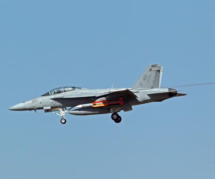 Tên lửa SM-6 cũng là cơ sở cho AIM-174B - một tên lửa không đối không tầm xa dành cho tiêm kích hạm của Hải quân Mỹ, đóng vai trò là "cầu nối" dẫn đến việc sử dụng rộng rãi loại AIM-424 Malice.