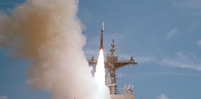 Theo một tuyên bố từ Tập đoàn RTX (công ty mẹ của Raytheon), đây là hợp đồng 5 năm với tùy chọn gia hạn thêm 2 năm, thương vụ này dựa trên một thỏa thuận khung nhằm tăng cường sản xuất các loại tên lửa khác nhau, được ký kết vào đầu năm 2026.