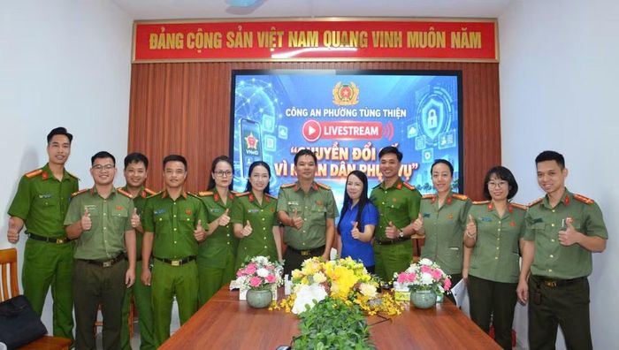Tập thể cán bộ, chiến sĩ Công an phường Tùng Thiện. Dám đổi mới, bứt phá khỏi lối mòn chính là cách gần dân, hiểu dân nhất trong thời đại số.