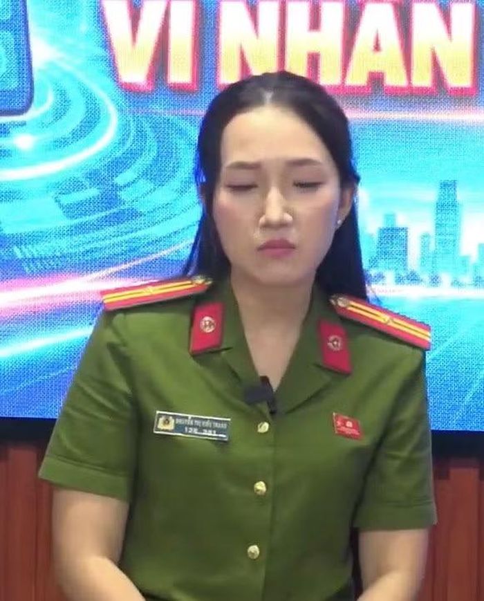 Thiếu tá Nguyễn Thị Kiều Trang trực tiếp giải đáp cặn kẽ các bước lấy lại mật khẩu VNeID và thủ tục thu nhận mẫu ADN thân nhân liệt sĩ.
