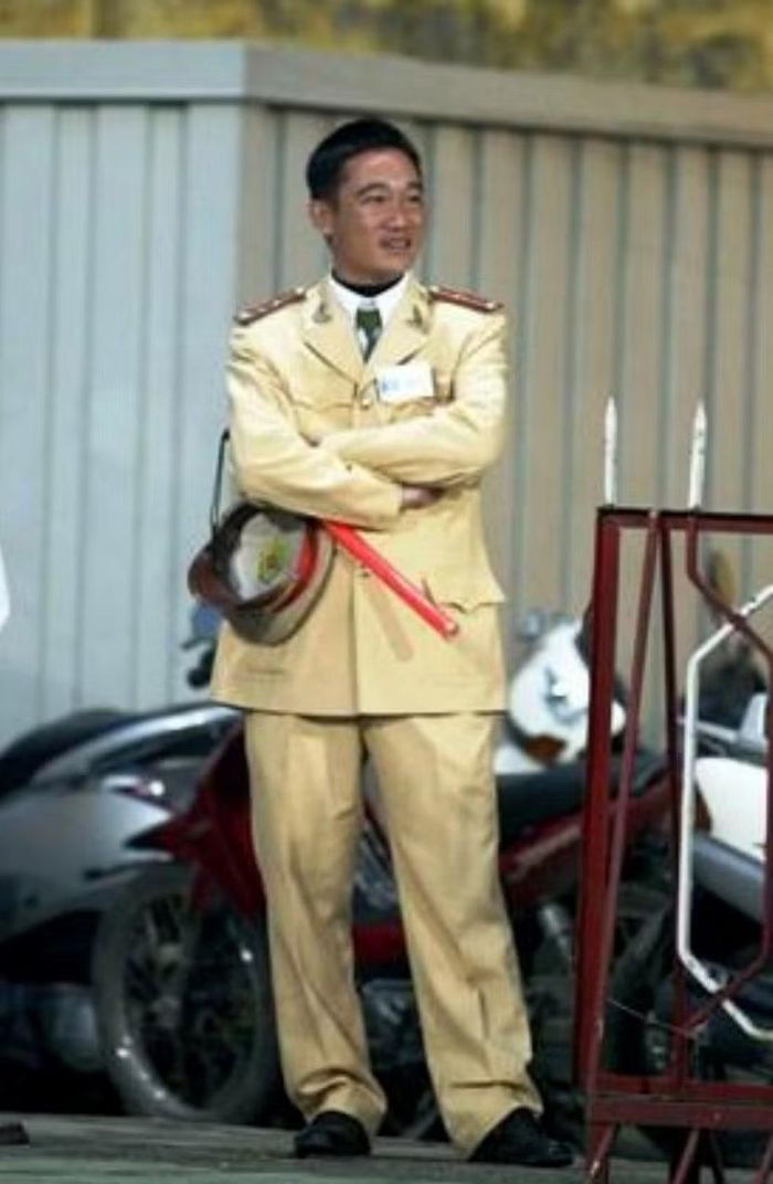 Cầu thủ Vũ Minh Hiếu chuyển sang thực hiện nhiệm vụ của một chiến sĩ Cảnh sát giao thông (Ảnh tư liệu)