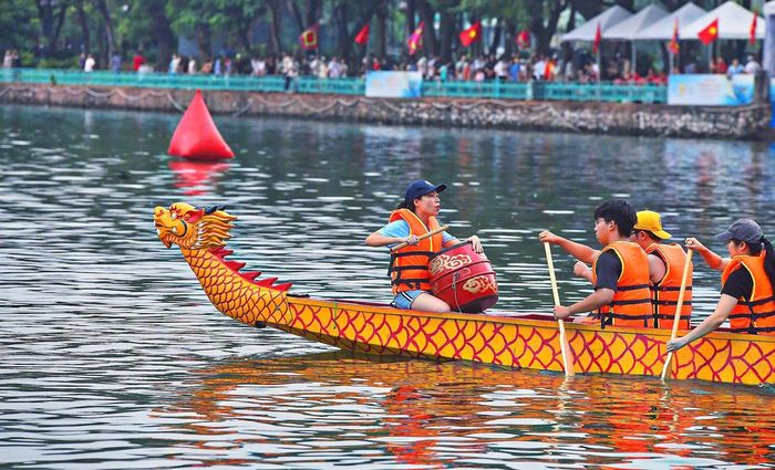 Những tiếng cổ vũ, động viên từ khán giả tiếp thêm tinh thần cho các vận động viên trên đường đua.
