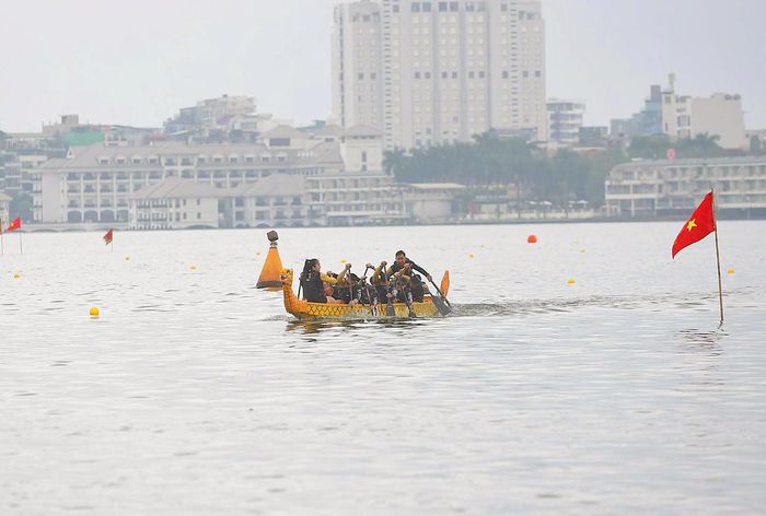 Cuộc đua thuyền rồng diễn ra quyết liệt với sự phối hợp nhịp nhàng của các tay chèo.