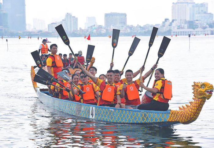 Những chiếc thuyền rồng cùng các vận động viên tạo nên hình ảnh sinh động, mở đầu cho các cuộc tranh tài hấp dẫn.