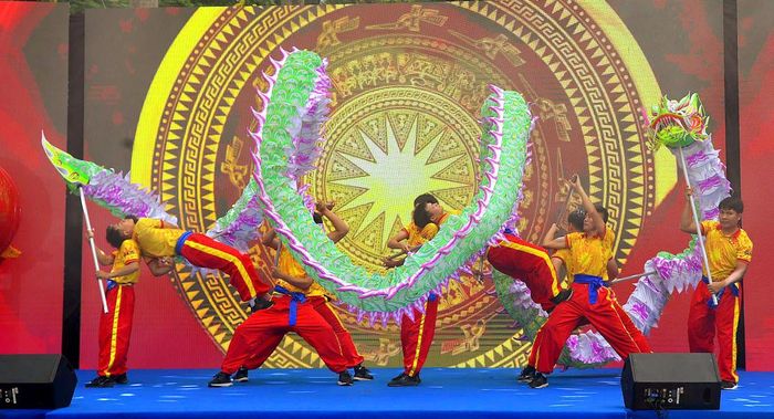 Lễ khai mạc diễn ra trong không khí rộn ràng với màn trống hội, múa lân sư rồng.