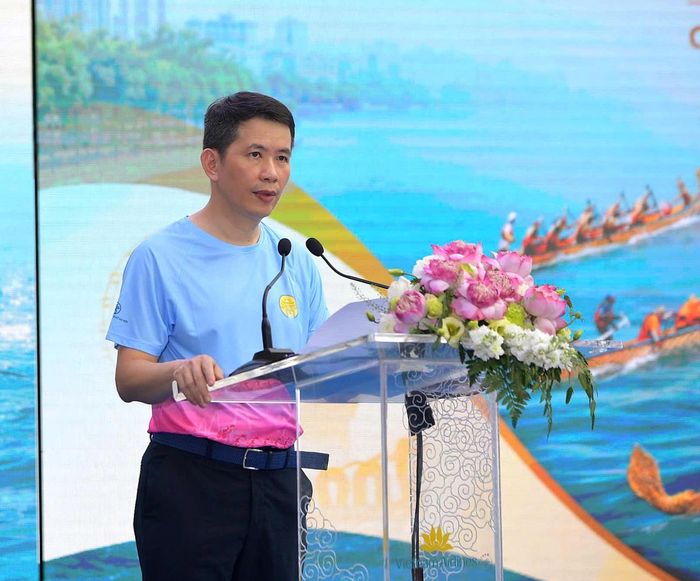 Ông Phạm Tuấn Long – Giám đốc Sở Văn hóa, Thể thao và Du lịch Hà Nội phát biểu khai mạc Giải Bơi chải thuyền rồng - ván SUP Hà Nội mở rộng năm 2026.