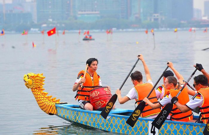 Không khí thi đấu sôi nổi, kịch tính trên đường đua.