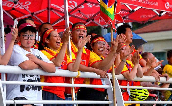 Không khí sôi nổi trên bờ khi người dân hào hứng theo dõi từng khoảnh khắc bứt tốc của các đội thuyền.