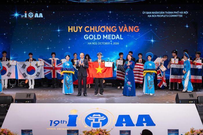 Thứ trưởng Thường trực Bộ GDĐT Phạm Ngọc Thưởng và Phó Chủ tịch UBND thành phố Hà Nội Vũ Thu Hà trao Huy chương Vàng cho các thí sinh.