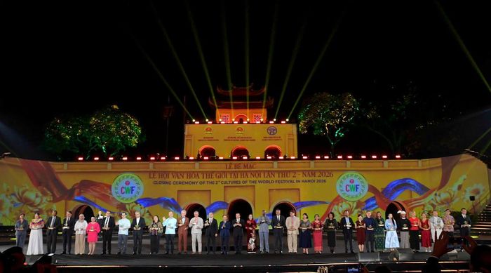 Phó Chủ tịch Quốc hội Nguyễn Thị Thanh; Ủy viên Trung ương Đảng, Phó Bí thư Đảng ủy MTTQ, các đoàn thể Trung ương Phạm Tất Thắng trao Kỷ niệm chương của Lễ hội tới các đoàn quốc tế.