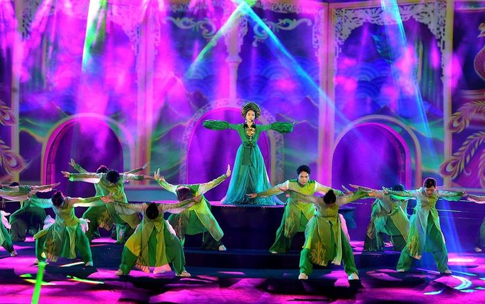 Các nghệ sĩ Việt Nam mang đến những tiết mục tôn vinh vẻ đẹp văn hóa và con người Việt Nam.
