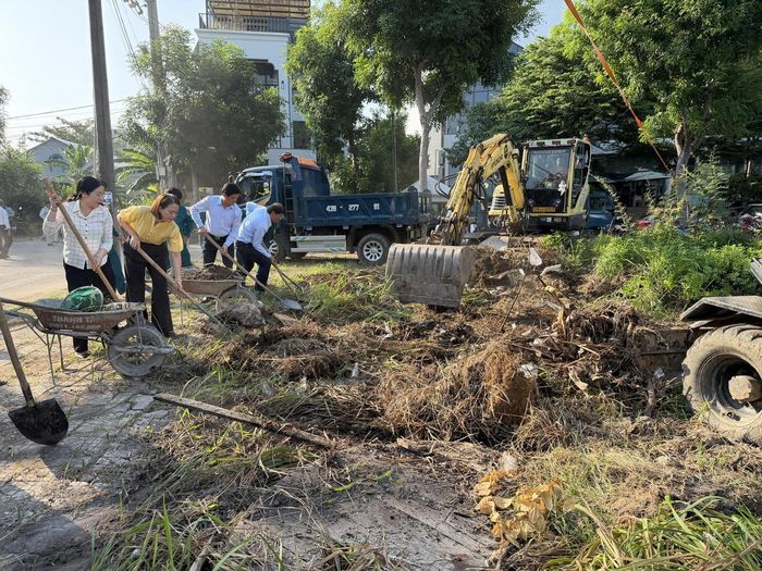 Dọn vệ sinh, khơi thông cống rãnh chống ngập. Ảnh: Nguyễn Tú.
