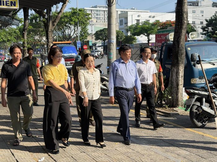 Bàn giao các tuyến đường đã lập lại trật tự đô thị cho các khu dân cư tiếp tục tự quản. Ảnh: Nguyễn Tú.