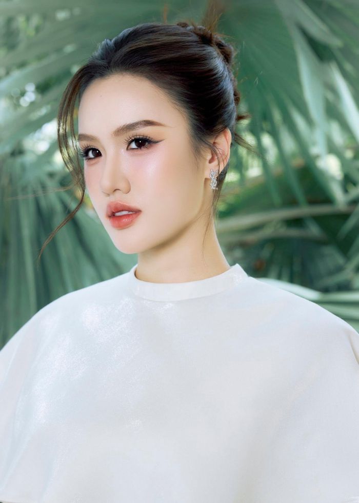 Trong khi đó, Kenbi Phạm Duy Khánh - Giám đốc quốc gia của cuộc thi Miss Earth Vietnam (Hoa hậu Trái đất Việt Nam) - viết trên trang cá nhân: “Tổ chức Miss Earth chưa có thông báo nào rõ ràng là chính thức tước vương miện Miss Earth Water 2025 của Trịnh Mỹ Anh”. Khi Tri Thức - Znews liên hệ với quản lý của Trịnh Mỹ Anh, đại diện nàng hậu khẳng định giữa cô và BTC Miss Earth chưa có cuộc trao đổi chính thức nào về vấn đề tước danh hiệu. Trên tài khoản cá nhân, nàng hậu giới thiệu bản thân là Á hậu 1 của Miss Universe Vietnam 2026 và Á hậu 3 Hoa hậu Trái đất Việt Nam 2025, nhưng không đề cập đến danh hiệu Miss Earth Water 2025. 