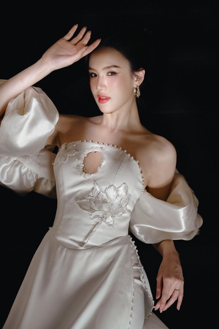 Bài đăng sáng 3/10 của Miss Earth không đề cập cụ thể đến Trịnh Mỹ Anh - người đảm nhận danh hiệu Miss Earth Water 2025. Động thái này lập tức thu hút sự chú ý bởi chỉ vài giờ trước đó, tối 2/10, Trịnh Mỹ Anh giành ngôi Á hậu 1 tại Miss Universe Vietnam 2026. Việc Miss Earth bất ngờ công bố người đẹp khác đảm nhận danh hiệu Miss Earth Water 2025 khiến nhiều khán giả đặt câu hỏi về tình trạng lẫn vị trí của Trịnh Mỹ Anh. Một số ý kiến thắc mắc liệu người đẹp Việt có bị ban tổ chức Miss Earth tước danh hiệu hay không. Tuy nhiên, hiện chưa có thông báo chính thức từ Miss Earth về lý do thay đổi. 