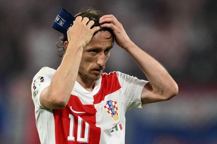 Luka Modric thừa nhận lần đầu cảm thấy xấu hổ sau 20 năm khoác áo Croatia, khi đội tuyển nhận thất bại 0-7 trước Anh.