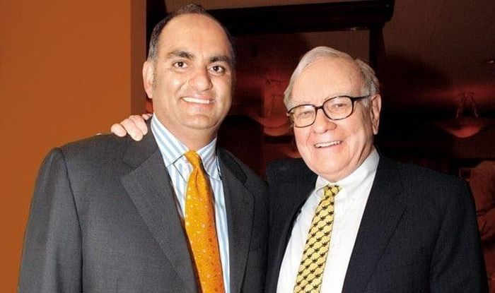 Mohnish Pabrai (trái) và Warren Buffett (phải). Ảnh: Alex Ze'evi-Christian.