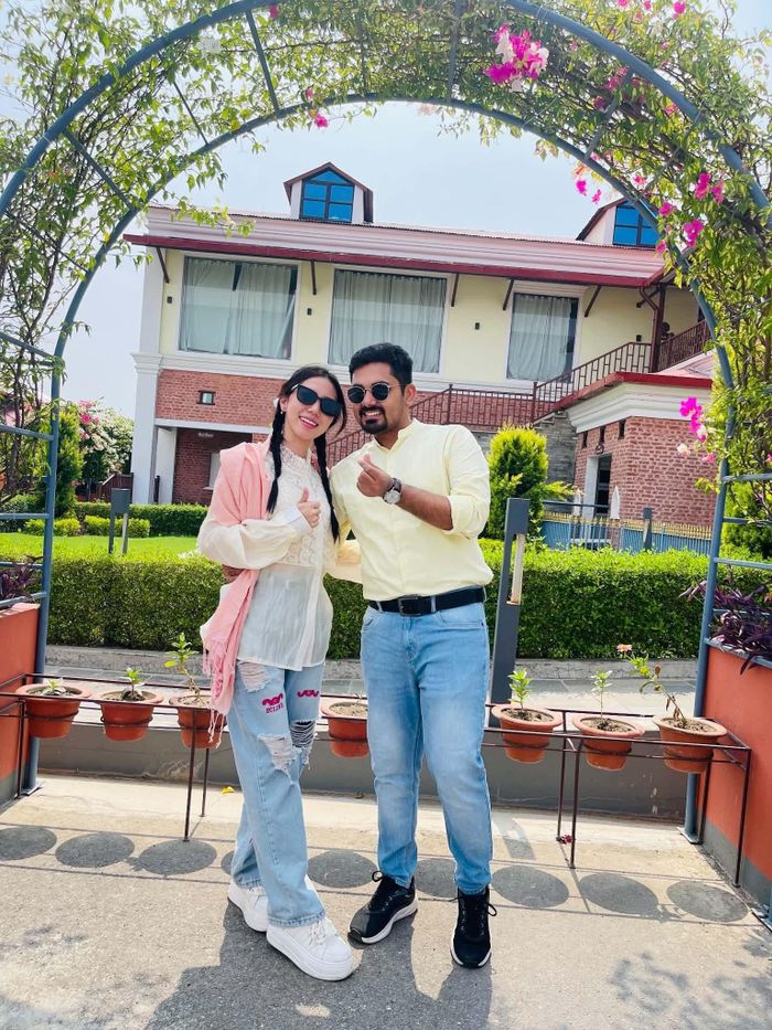 Abhishek sang Việt Nam ra mắt gia đình vợ, tập nói tiếng Việt và làm quen với cuộc sống miền Tây.