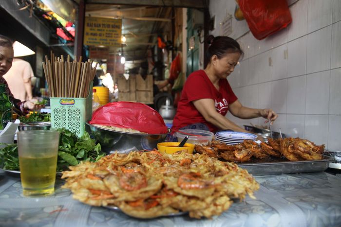 Một hàng bánh tôm bên trong ngõ chợ Đồng Xuân. Ảnh: Nguyễn Hiếu Công.