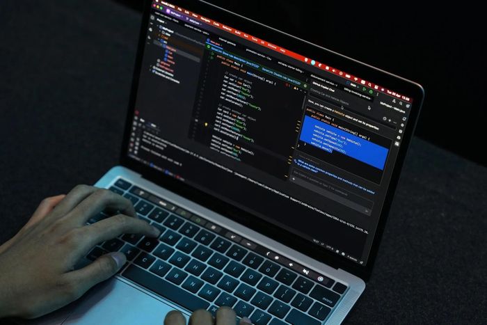 Mã độc tống tiền vẫn âm thầm nhắm đến các lĩnh vực quan trọng. Ảnh minh họa: Bloomberg.