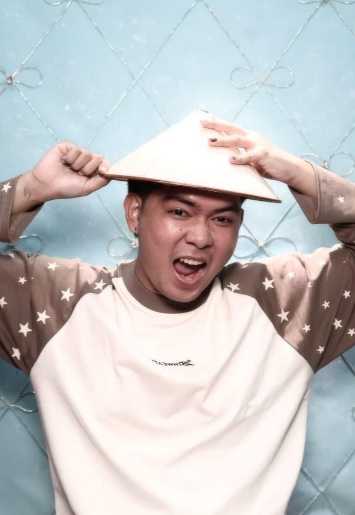 Josh đi dạo các địa điểm ở trung tâm TP.HCM. Ảnh: NVCC.