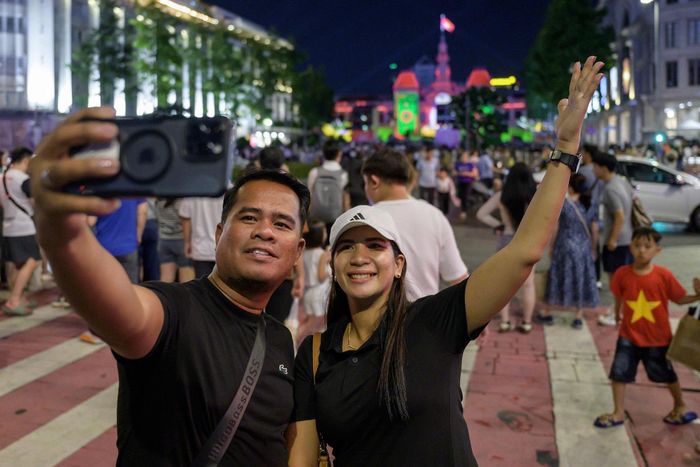 Rowena và Pedy đi dạo và chụp hình tại phố đi bộ Nguyễn Huệ. Ảnh: Hoài Bảo.
