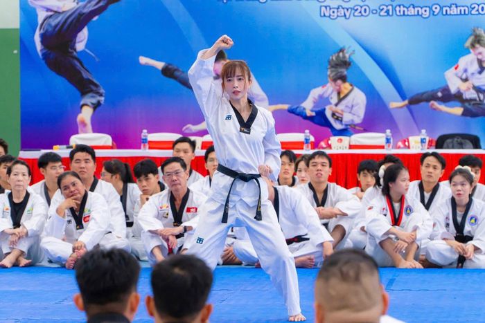 Taekwondo cũng từng chiếm phần lớn cuộc sống của Tuyết Vân. Cô từng chia sẻ lịch tập và thi đấu dày đặc khiến bản thân có ít thời gian vui chơi, mua sắm hay gặp gỡ bạn bè. Đổi lại, những năm tháng gắn bó với đội tuyển giúp cô có thêm một "gia đình thứ hai" và thành tích để phụ giúp gia đình.