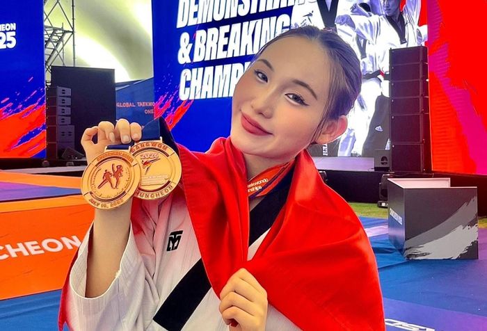 Tuyết Sang sớm gắn bó với taekwondo. Cô từng ngồi trên khán đài theo dõi chị gái Châu Tuyết Vân thi đấu, sau đó nối gót xây dựng sự nghiệp riêng. Tuyết Sang từng giành HCV giải vô địch thiếu niên châu Á 2017, HCB và HCĐ thế giới năm 2018, HCV cùng 2 HCB châu Á năm 2019 và HCB giải taekwondo thế giới quyền biểu diễn 2022.