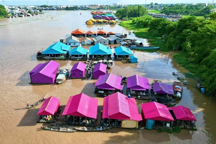 Làng bè Châu Đốc trở thành một phần bối cảnh khi các nạn nhân tháo chạy khỏi khu tự trị. Ảnh: Khương Nhựt Minh.