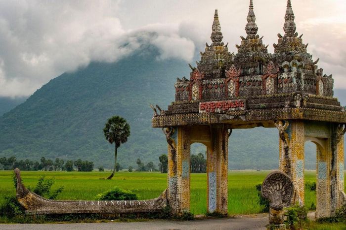 Cổng trời Koh Kas trong phim (ảnh trái) và bên ngoài (ảnh phải). Ảnh: Trại Buôn Người Movie, Pé Ếck.